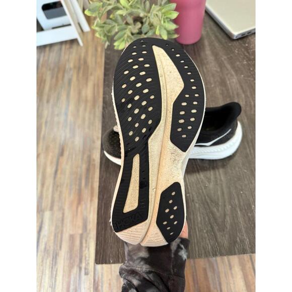 Hoka tennis shoes size 7B - Picture 4 of 9